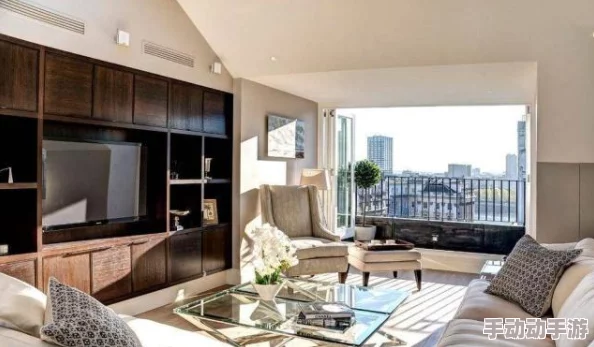 脱了内裤在阳台趴着被c，网友热议：这是无意还是故意？背后故事引发关注与讨论！