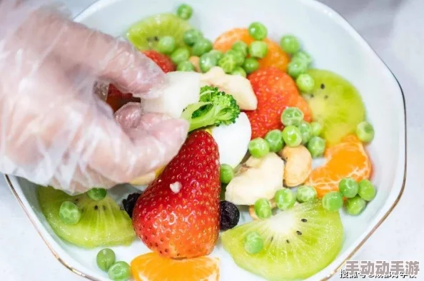 丝瓜草莓视频：这是一款结合了丝瓜和草莓元素的创意短视频，展示了两种食材的独特魅力与美味搭配