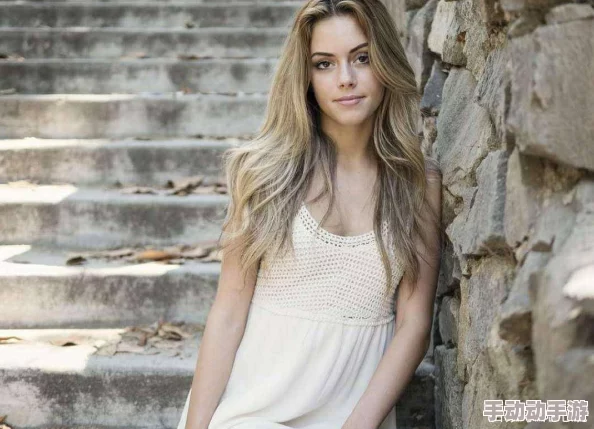 亚洲熟女五十路：优雅与智慧并存的女性魅力，展现人生新阶段的精彩与自信