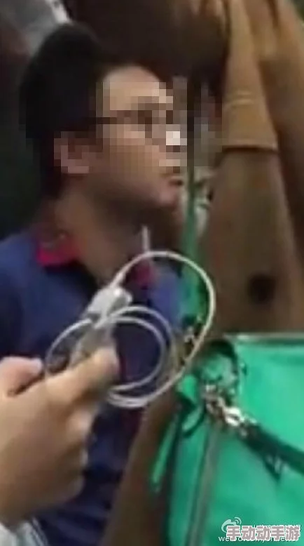 男给女囗交做l视频，网友热议：这种行为是否应该被谴责？社会道德的底线在哪里？