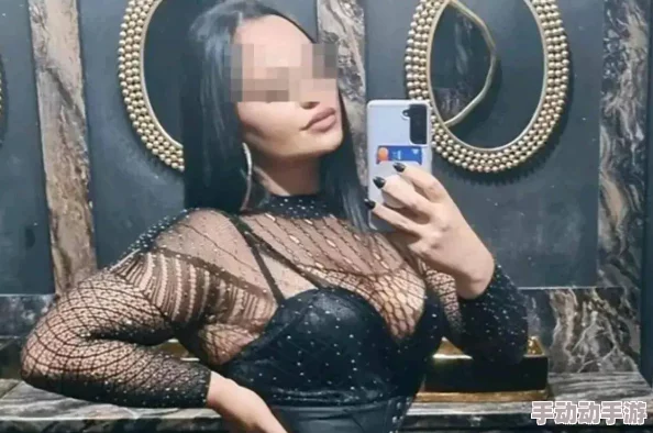 男给女囗交做l视频，网友热议：这种行为是否应该被谴责？社会道德的底线在哪里？