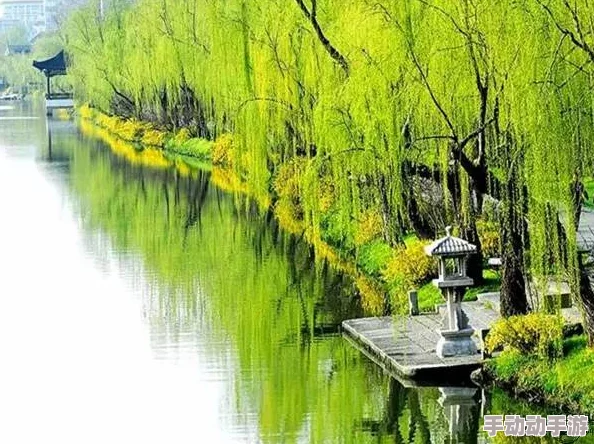 芳草萋萋掩玉门，春风拂面再现古道新颜，千年历史与现代文明交融的美丽画卷展现出新的生机与活力