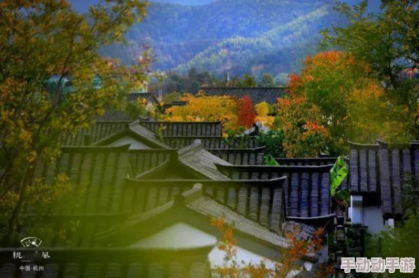 芳草萋萋掩玉门，春风拂面再现古道新颜，千年历史与现代文明交融的美丽画卷展现出新的生机与活力