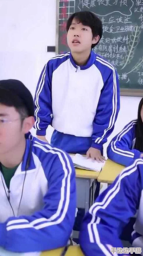 男生把坤坤放进老师圈圈里，引发同学们热议，校园趣事层出不穷，大家纷纷分享自己的搞笑经历
