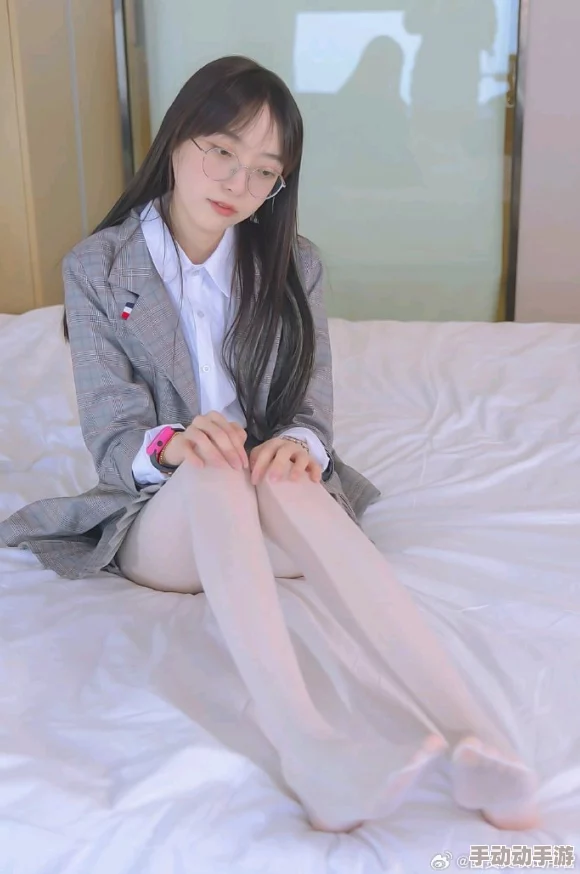 白丝警花坐我腿上娇喘，夜色朦胧中她的魅力无与伦比，让人心跳加速无法自拔
