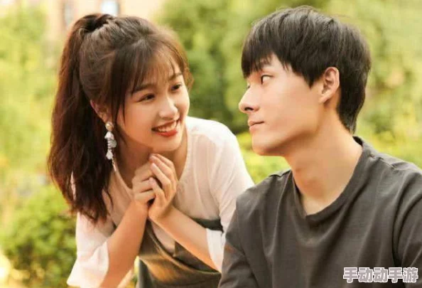 美女胸又黄又视频，最新动态曝光：引发热议的性感内容背后隐藏的故事与争议解析