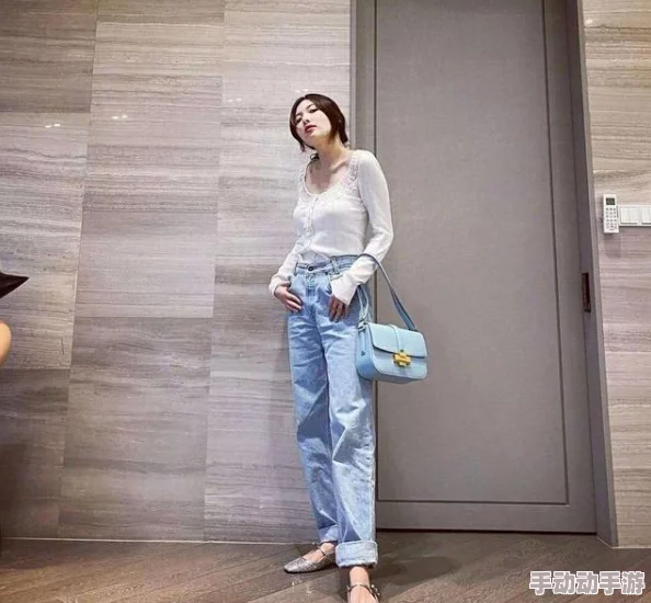 美女胸又黄又视频，最新动态曝光：引发热议的性感内容背后隐藏的故事与争议解析