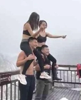 裸-体-白*Bw撒尿,网友热议:这背后隐藏着怎样的故事与社会现象? 裸-体-白*Bw撒尿,网友热议:这背后隐藏着怎样的故事与社会现象?