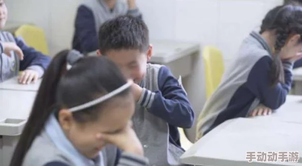 两个男生脱了内裤互摸j，校园性教育引发热议，家长和专家呼吁加强青少年心理健康与性知识普及