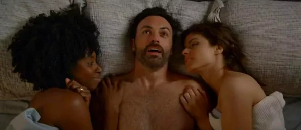 free性饿老太XXHD＂是一部探讨老年人情感与欲望的影片，展现了在自由关系中追求爱的复杂性和挑战