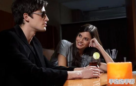 男人午夜小视频：深夜放松时光，带你领略不一样的生活瞬间与情感交流，尽在这一刻的分享中