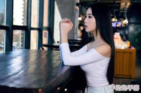 美女bbxx美女bbb：最新时尚潮流与生活方式的完美结合，展现独特魅力与个性风采，引领新一季的流行趋势！