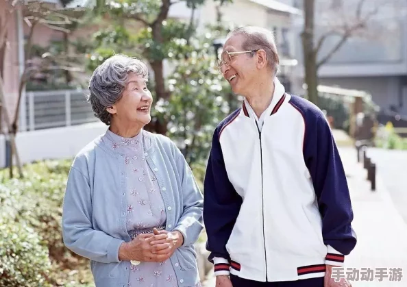 老人与老人a级毛片视频：探讨老年人生活中的情感与社交互动，如何在数字时代找到归属感与快乐