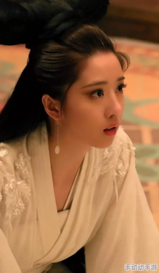 黄容-黄-色-小说：在纷繁复杂的情感世界中，揭示人性深处的欲望与挣扎，带你走进一个充满色彩的故事