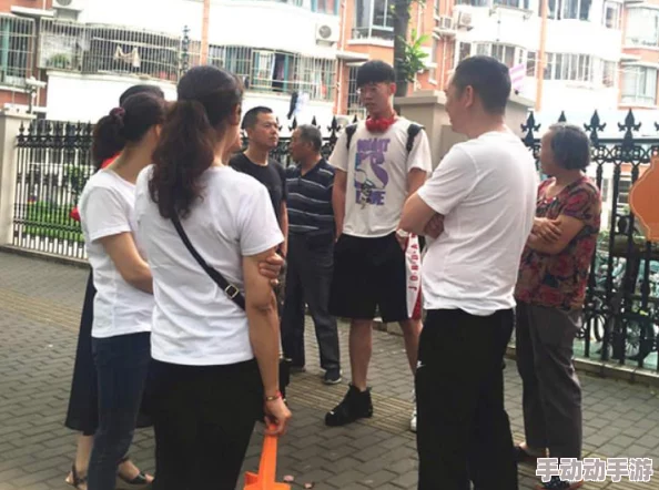 C了英语老师一节课，学生们积极参与互动，课堂气氛热烈引发讨论