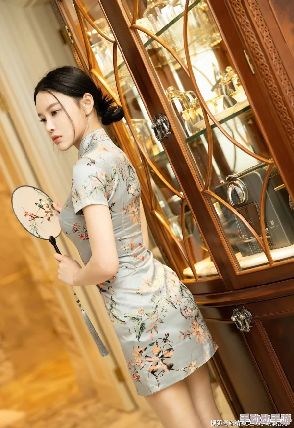 萌白酱黑金旗袍：时尚界的新宠，展现独特魅力与优雅气质，引领潮流风向标！