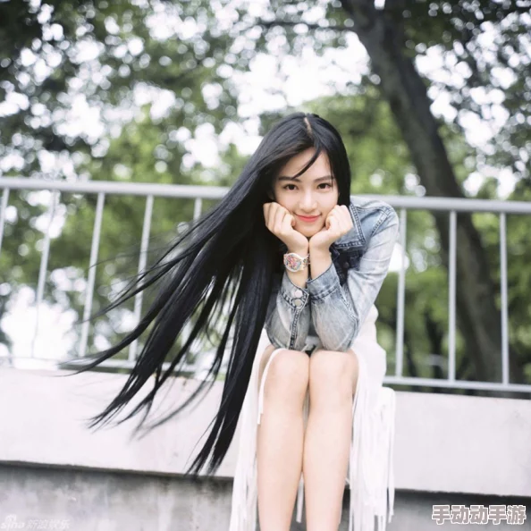 白丝校花脱光衣服，网友热议背后故事引发关注，校园生活再掀波澜，真相究竟如何？