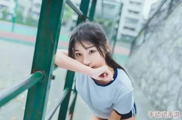 白丝校花脱光衣服，网友热议背后故事引发关注，校园生活再掀波澜，真相究竟如何？