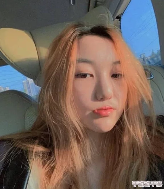 亚洲自偷自拍另类图区：社交媒体上流行的自拍风潮引发热议，年轻人如何在镜头前展现真实自我？