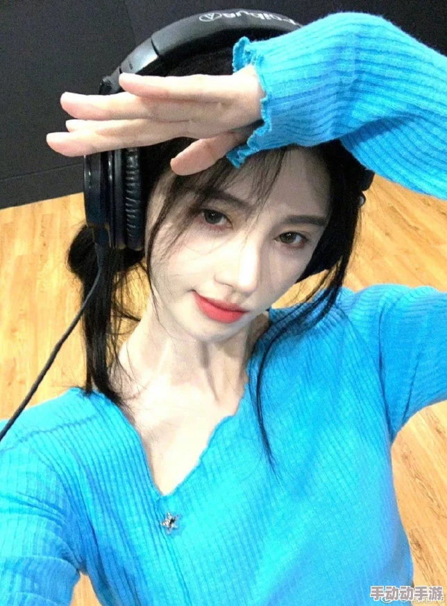 亚洲自偷自拍另类图区：社交媒体上流行的自拍风潮引发热议，年轻人如何在镜头前展现真实自我？