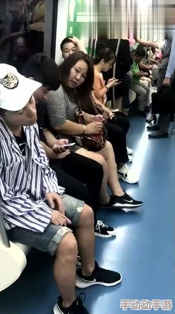 我把同桌裙子撩开摸内内，结果她竟然愤怒地转身离开了教室，引发了一场意想不到的风波