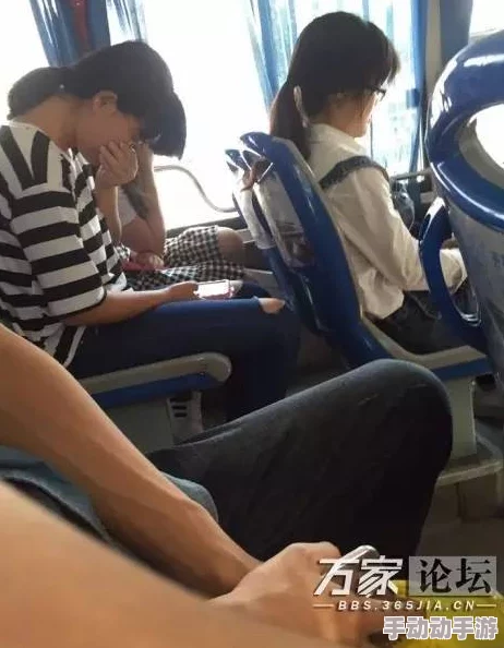 公交车强行要了丝袜美女，乘客目击惊人一幕引发热议，网友纷纷讨论公共交通安全问题与社会道德底线