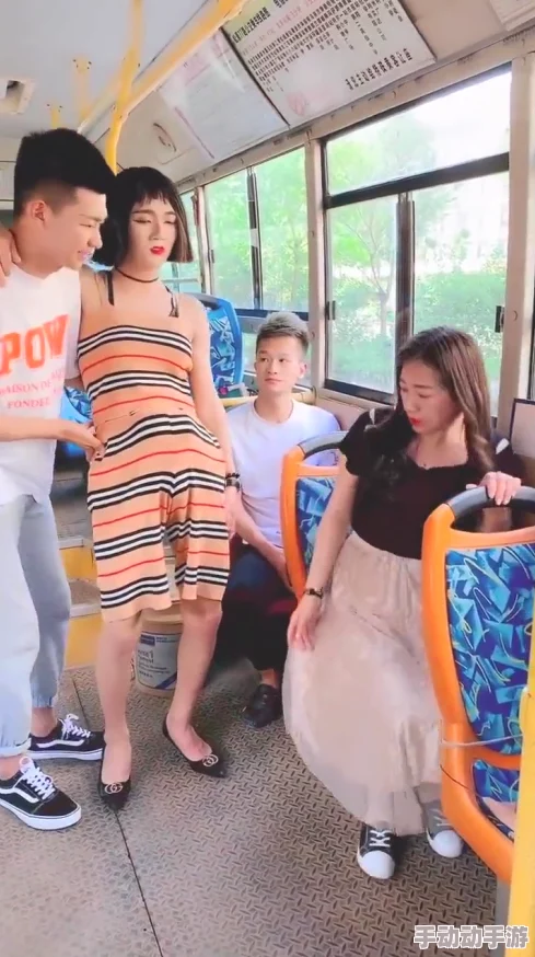 公交车强行要了丝袜美女，乘客目击惊人一幕引发热议，网友纷纷讨论公共交通安全问题与社会道德底线