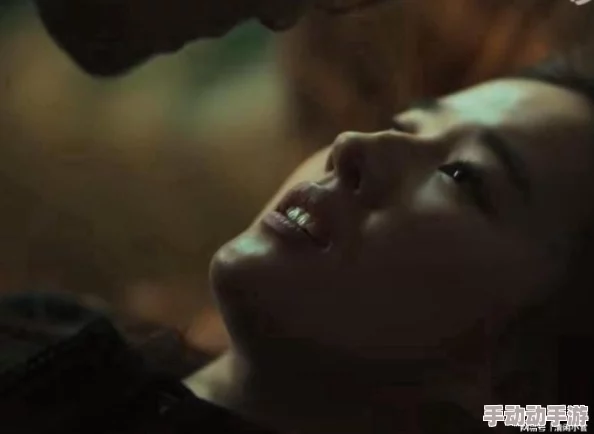 从脚摸到胸还被脱内衣的吻戏引发热议,网友热评:这场景太大胆,影视作品尺度再创新高! 从脚摸到胸还被脱内衣的吻戏引发热议,网友热评:这场景太大胆,影视作品尺度再创新高!