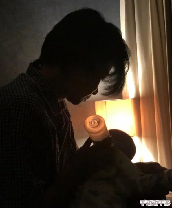 美女喂奶三级：最新动态曝光，网友热议其背后的故事与影响，引发广泛关注与讨论！