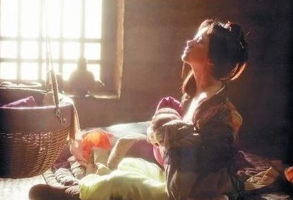 美女喂奶三级：最新动态曝光，网友热议其背后的故事与影响，引发广泛关注与讨论！