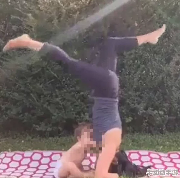 美女喂奶三级：最新动态曝光，网友热议其背后的故事与影响，引发广泛关注与讨论！