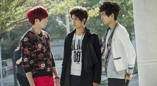 男生把坤坤放女生定眼里，展现出对偶像的崇拜与追随，引发网友热议与讨论，究竟是什么原因让他们如此着迷？