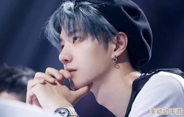 男生把坤坤放女生定眼里，展现出对偶像的崇拜与追随，引发网友热议与讨论，究竟是什么原因让他们如此着迷？