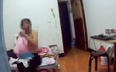 中国农村老太偷窥邻居私生活，揭示乡村人际关系与隐私观念的微妙变化与社会影响