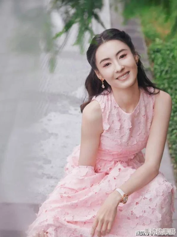 张柏芝扒下面漂亮，展现出令人惊艳的时尚魅力与自信风采，引发网友热议和关注！