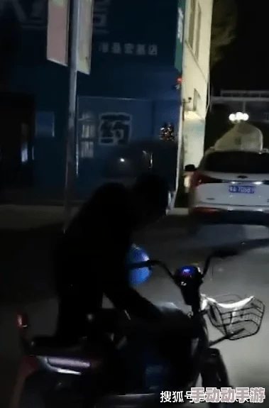 媳妇加班到凌晨，丈夫深夜送餐暖心举动引发网友热议，感人故事让人泪目不已！