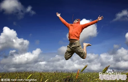 公翁好大好舒服，网友热议：这位老人的生活方式引发年轻人关注与思考，究竟是什么让他如此自在？