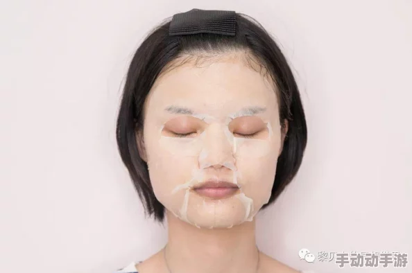 一面膜胸口一面膜下45分钟，女子惊讶发现皮肤竟出现神奇透明感，引发广泛关注！