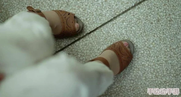 白袜体育生-自-慰：校园生活中的隐秘角落与青春的挣扎与释放