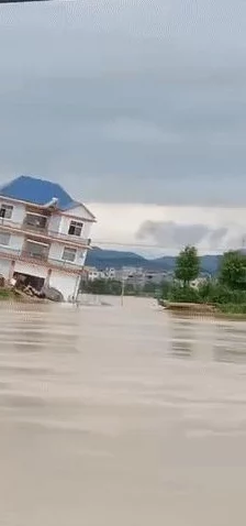 亚洲日本一二三四：震惊！日本城市遭遇罕见洪水，民众紧急撤离超过万名居民！