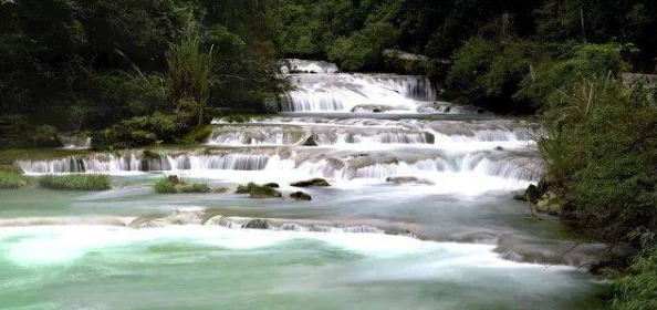 洞内泉淙淙洞外草萋萋，春日暖阳下的自然奇观吸引游客纷至沓来，感受大自然的魅力与生机