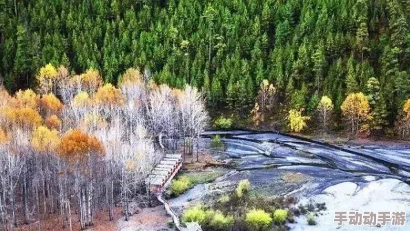 洞内泉淙淙洞外草萋萋，春日暖阳下的自然奇观吸引游客纷至沓来，感受大自然的魅力与生机