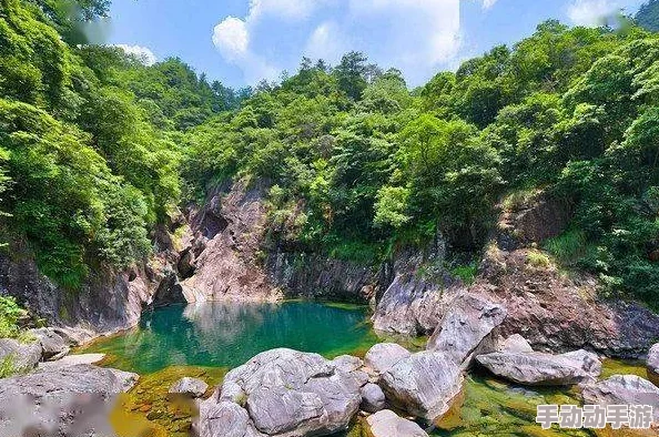 洞内泉淙淙洞外草萋萋，春日暖阳下的自然奇观吸引游客纷至沓来，感受大自然的魅力与生机