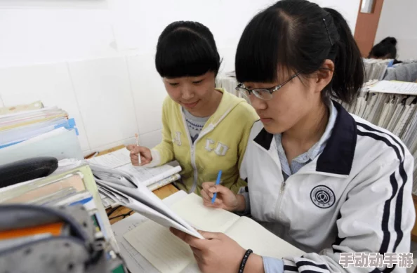 老师下面好紧，学生们纷纷表示压力山大，课堂氛围变得异常紧张，引发热议与讨论