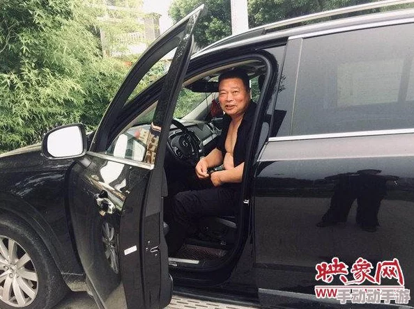 60岁妇女竟然在公园内被陌生人袭击，目击者惊呼：这场面令人难以置信！