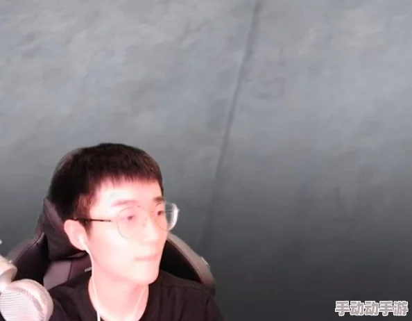 一个人偷偷看b站，发现了那些不为人知的精彩视频和隐藏的宝藏内容，让他彻底沉迷其中无法自拔！