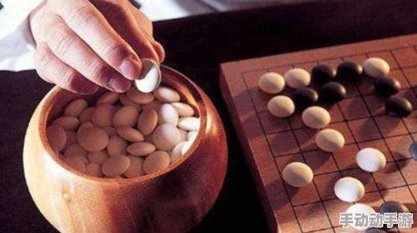 楚晚宁张腿放棋子图片，展现独特的下棋姿势与风格，引发网友热议与讨论，成为社交媒体新焦点