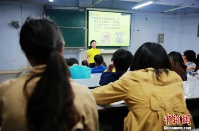 上课手指伸入h，教师与学生互动引发热议，教育界对课堂行为规范的讨论再度升温