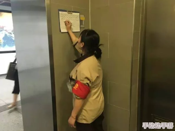 眼神犀利的我如何在女神厕所打扫任务中巧妙过关