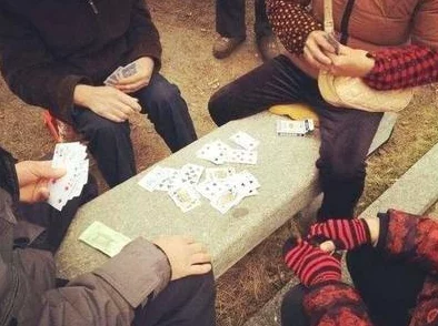 打扑克不盖你被子，竟然引发邻里冲突，专家称这种行为可能导致关系恶化！